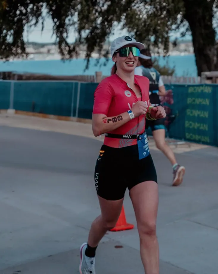 Hannah Martin smiling on the run at an IRONMAN race